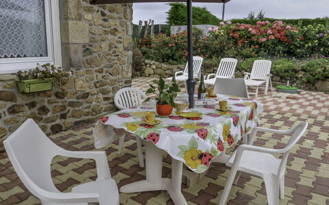 Chez Yvonne: Mesa, Planta, Mueble, Propiedad, Silla, Ventana, Mesa Al Aire Libre, Maceta, Paraguas, Manteles
