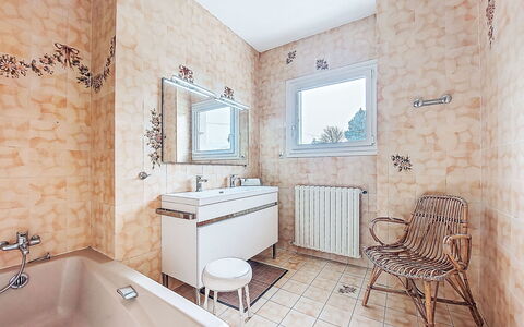 La Rotonde: Piso, Arreglo De Tubería, Pared, Suelo, Baño, Diseño De Interiores, Plomería, Grifo, Loseta, Bañera