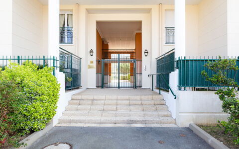 Cabourg 132: Planta, Edificio, Puerta, Barrio Residencial, Bienes Raíces, Escalera, Hierba, Piso, Fachada