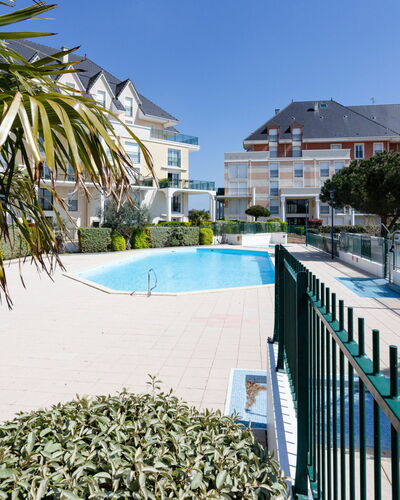 Cabourg 132: Agua, Cielo, Propiedad, Edificio, Planta, Azur, Árbol, Arquitectura, Sombra, Piscina