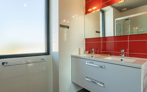 Ty Angèle: Piso, Diseño De Interiores, Arreglo De Tubería, Mueble De Baño, Suelo, Baño, Plomería, Grifo, Lavabo, Lavabo Del Baño