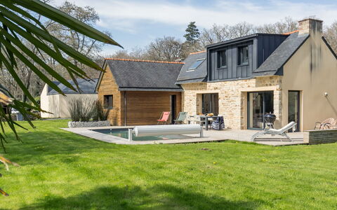 Breizh Riviera: Edificio, Cielo, Nube, Planta, Ventana, Casa, Árbol, El Terreno Del Lote, Hierba, Cabaña