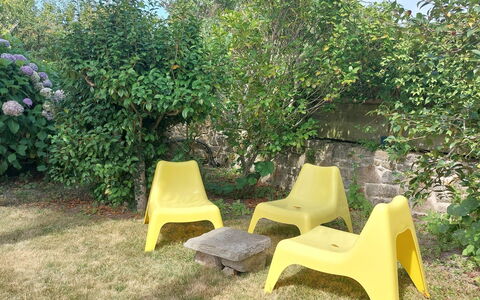 Pont L'Abbé 608: Amarillo, El Plastico, Mueble Para Exteriores, Sombra, Jardín, Silla, Patio Interior