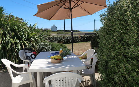 Plozévet 603: Mesa, Mueble, Cielo, Propiedad, Paraguas, Silla, Planta, Edificio, Mesa Al Aire Libre, Azur