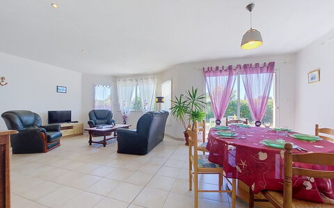Ker Laouen: Piso, Mueble, Suelo, Silla, Sofá, Sala, Planta De Casa, Cocina Y Comedor Mesa