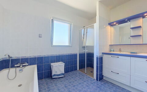 Ker Laouen: Piso, Suelo, Arreglo De Tubería, Diseño De Interiores, Baño, Techo, Loseta, Plomería, Grifo, Mueble De Baño