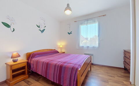 Ker Laouen: Cama, Mueble, Diseño De Interiores, Habitación, Suelo, Piso, Pared, Sábana, Madera, Lecho