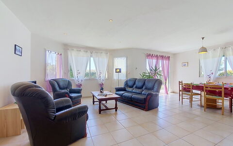 Ker Laouen: Piso, Suelo, Mueble, Sofá, Sala, Madera Dura, Silla, Suelos De Madera, Planta De Casa