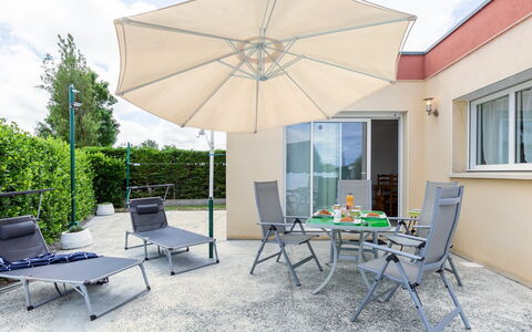 Ty Fañch: Mesa, Mueble, Edificio, Planta, Silla, Ventana, Sombra, Azur, Nube, Mueble Para Exteriores