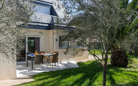 Le Triskell: Planta, Mueble, Edificio, Propiedad, Mesa, Silla, Sombra, Ventana, Diseño De Interiores, Encendiendo