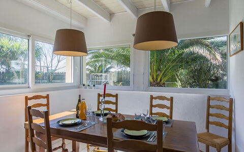 Le Triskell: Planta, Mueble, Edificio, Propiedad, Mesa, Silla, Sombra, Ventana, Diseño De Interiores, Encendiendo