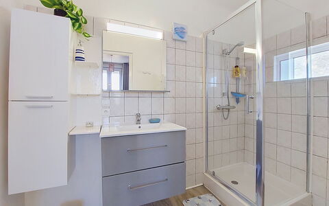 Ti an Aod: Baño, Arreglo De Tubería, Piso, Diseño De Interiores, Suelo, Lavabo Del Baño, Mueble De Baño, Lavabo, Plomería, Grifo