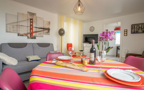Ti an Aod: Mueble, Propiedad, Mesa, Decoración, Vajilla, Edificio, Marco, Comodidad, Textil, Encendiendo