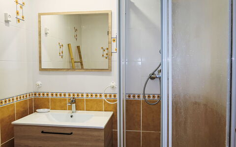Ty Kerveal: Grifo, Arreglo De Tubería, Espejo, Lavabo, Edificio, Lavabo Del Baño, Baño, Madera, Piso