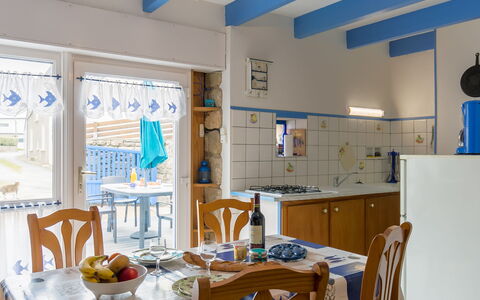 Ty Kerveal: Mesa, Vajilla, Mueble, Azul, Silla, Encendiendo, Diseño De Interiores, Edificio, Decoración, Madera