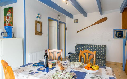 Ty Kerveal: Mesa, Propiedad, Mueble, Azul, Edificio, Marco, Vajilla, Azur, Encendiendo, Diseño De Interiores
