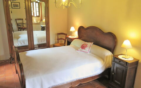 Jayac 601: Mueble, Propiedad, Edificio, Comodidad, Madera, Lámpara, Encendiendo, Almohada, Textil, Suelo