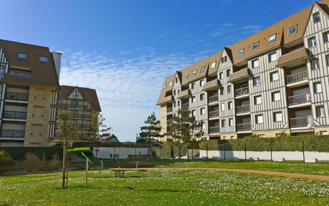 La Bizontine: Cielo, Edificio, Planta, Ventana, Tiempo De Día, Propiedad, Nube, Ligero, Naturaleza, El Terreno Del Lote