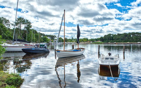 Le Hameau du Point du Jour: Barco, Azul, Agua, Cuerpo De Agua, Watercraft, Barcos Y Canotaje - Efectos Y Equipo, Camino Acuático, Velero, Centro De Deportes Acuáticos, Mástil