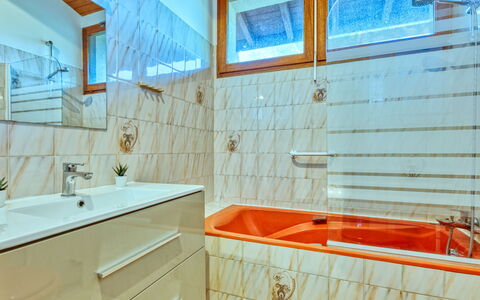 Le Hameau du Point du Jour: Arreglo De Tubería, Piso, Diseño De Interiores, Baño, Suelo, Grifo, Bañera, Plomería, Techo, Loseta
