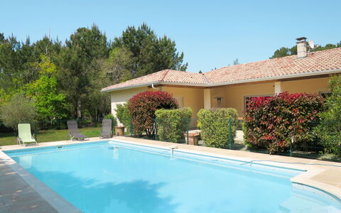 Eugénie: Agua, Planta, Cielo, Propiedad, Piscina, Azur, Sombra, Edificio, Árbol, Ocio