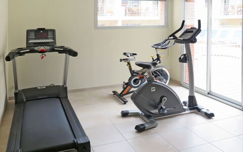 Vieux-Boucau 623: Maquina De Ejercicio, Edificio, Equipo De Ejercicio, Entrenador Eliptico, Bicicleta Estatica, Gimnasio, Suelo, Piso, Máquina