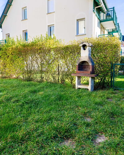 Cabourg 550: Verde, Arbusto, Casa, Barrio Residencial, Casa, Jardín, El Terreno Del Lote, Césped, Cabaña, Patio Interior