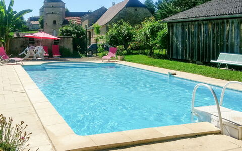 Le Mas de Serre: Agua, Planta, Propiedad, Piscina, Cielo, Edificio, Azur, Sombra, Árbol, Arquitectura