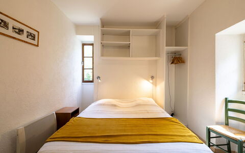 Le Moulin: Mueble, Edificio, Comodidad, Madera, Textil, Diseño De Interiores, Sombra, Suelo, Cama