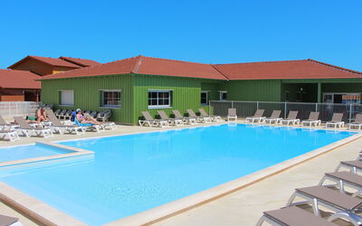 Marseillan 631: Agua, Cielo, Edificio, Propiedad, Piscina, Azur, Sombra, Mueble Para Exteriores, Casa, Silla