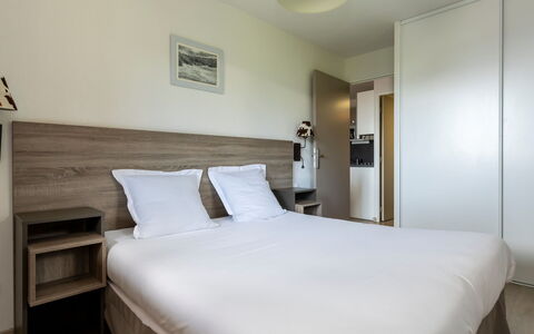 La Plagne 632: Departamento, Cama, Habitación, Marco De La Cama, Lecho, Sábana, Colchón, Diseño, Almohada, Hotel
