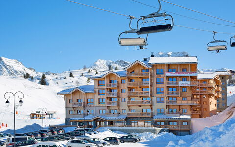 La Plagne 632: Cielo, Edificio, Tiempo De Día, Nieve, Vehículo, Montaña, Ventana, Pendiente, Arquitectura, Casa