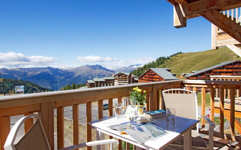 La Plagne 632: Cielo, Propiedad, Montaña, Nube, Azur, Madera, Mesa, Mueble Para Exteriores, Árbol, Porche