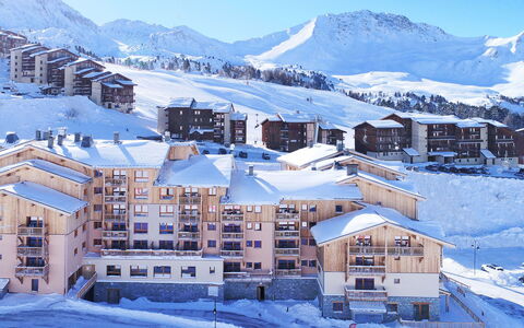La Plagne 632: Marco, Propiedad, Mueble, Mesa, Sofá, Comodidad, Diseño De Interiores, Madera, Encendiendo, Suelo