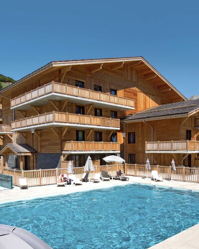 La Clusaz 602: Piscina, Recurso, Sunlounger, Ciudad De Vacaciones, Eco Hotel, Hotel, Madera Dura, Mueble Para Exteriores, Thermae