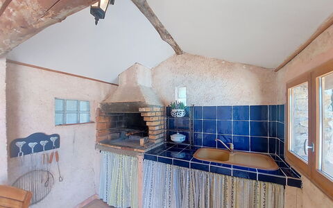 Mas du Combaud: Cocina, Techo, Loseta, Silla, Mostrador, Arreglo De Tubería, Diseño, Grifo, Manchas De Madera, Aparato De Cocina
