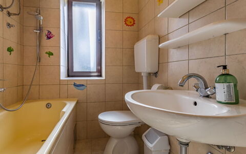 Vladimir: Grifo, Arreglo De Tubería, Lavabo, Lavabo Del Baño, Propiedad, Verde, Espejo, Baño, Púrpura, Diseño De Interiores