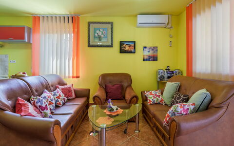 Ana: Mueble, Diseño De Interiores, Sofá, Piso, Habitación, Suelo, Sala, Amarillo, Textil, Encendiendo