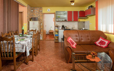 Ana: Habitación, Propiedad, Mueble, Edificio, Sala, Suelo, Amarillo, Diseño De Interiores, Casa, Bienes Raíces