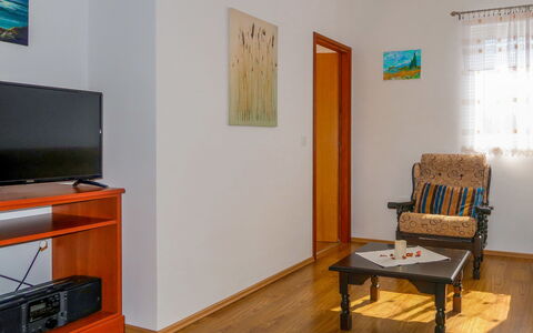 Andjelka: Edificio, Madera, Marco, Diseño De Interiores, Piso, Suelo, Sala, Pared, Madera Dura, Set De Televisión