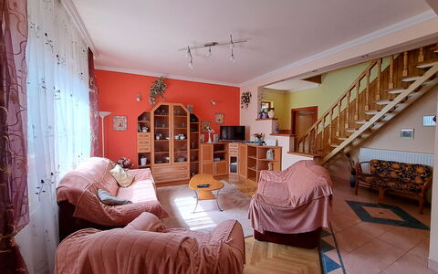Boros: Propiedad, Mueble, Comodidad, Madera, Decoración, Textil, Edificio, Marco De La Cama, Diseño De Interiores, Suelo