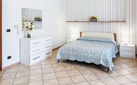 Collina San Ponzio: Mueble, Cama, Habitación, Piso, Diseño De Interiores, Suelo, Sábana, Madera, Lecho, Textil