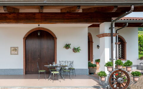 Collina San Ponzio: Planta, Propiedad, Mueble, Edificio, Maceta, Sombra, Madera, Diseño De Interiores, Puerta, Silla