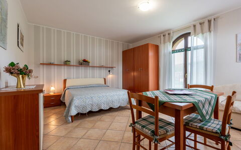 Collina San Ponzio: Mueble, Propiedad, Ventana, Edificio, Gabinetes, Madera, Encendiendo, Mesa, Textil, Diseño De Interiores