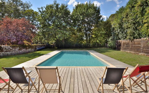 Langevine: Agua, Nube, Mueble, Propiedad, Cielo, Planta, Mesa, Piscina, Silla, Sombra