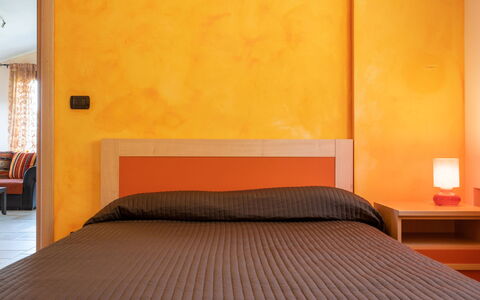 Villa Ginestra: Mueble, Cama, Habitación, Habitación, Naranja, Propiedad, Marco De La Cama, Diseño De Interiores, Pared, Amarillo
