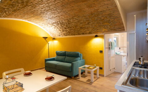 Ernestina: Mesa, Sofá, Mueble, Propiedad, Comodidad, Madera, Edificio, Diseño De Interiores, Sala, Sofá Cama