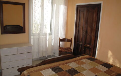 Roma (Slr219): Marrón, Mueble, Propiedad, Gabinetes, Edificio, Comodidad, Madera, Textil, Marco De La Cama, Espejo