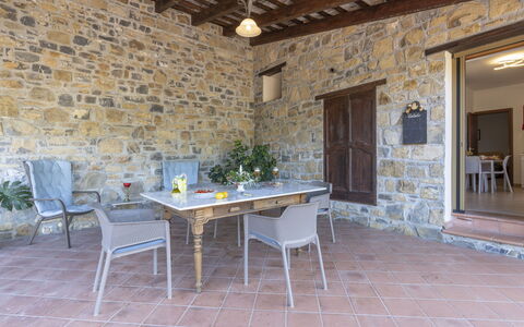 Villa Matisse: Mueble, Propiedad, Mesa, Planta, Silla, Madera, Maceta, Edificio, Ladrillo, Piso