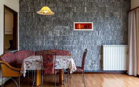 Montesole: Habitación, Pared, Diseño De Interiores, Propiedad, Mueble, Suelo, Papel Pintado, Ladrillo, Edificio, Casa